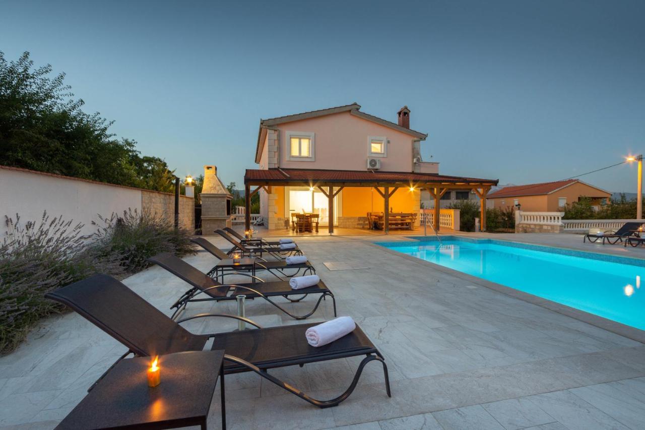 Vacation Villa Matic With 7 Bedrooms Sinj Exterior photo