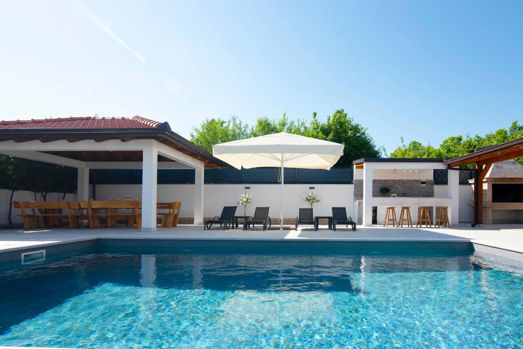 Vacation Villa Matic With 7 Bedrooms Sinj Exterior photo